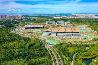 足球报：国足对韩国想拿分难度巨大，但必须展现出极佳的精神面貌